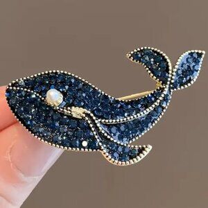 🌺 🌺 🌺Elegant Blue Whale Brooch